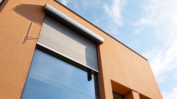 5 raisons d'opter pour un volet roulant solaire sur mesure